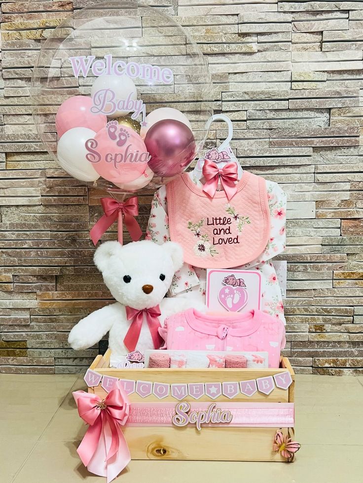 Coffret de naissance rose personnalisé, préparé par Chez Maty